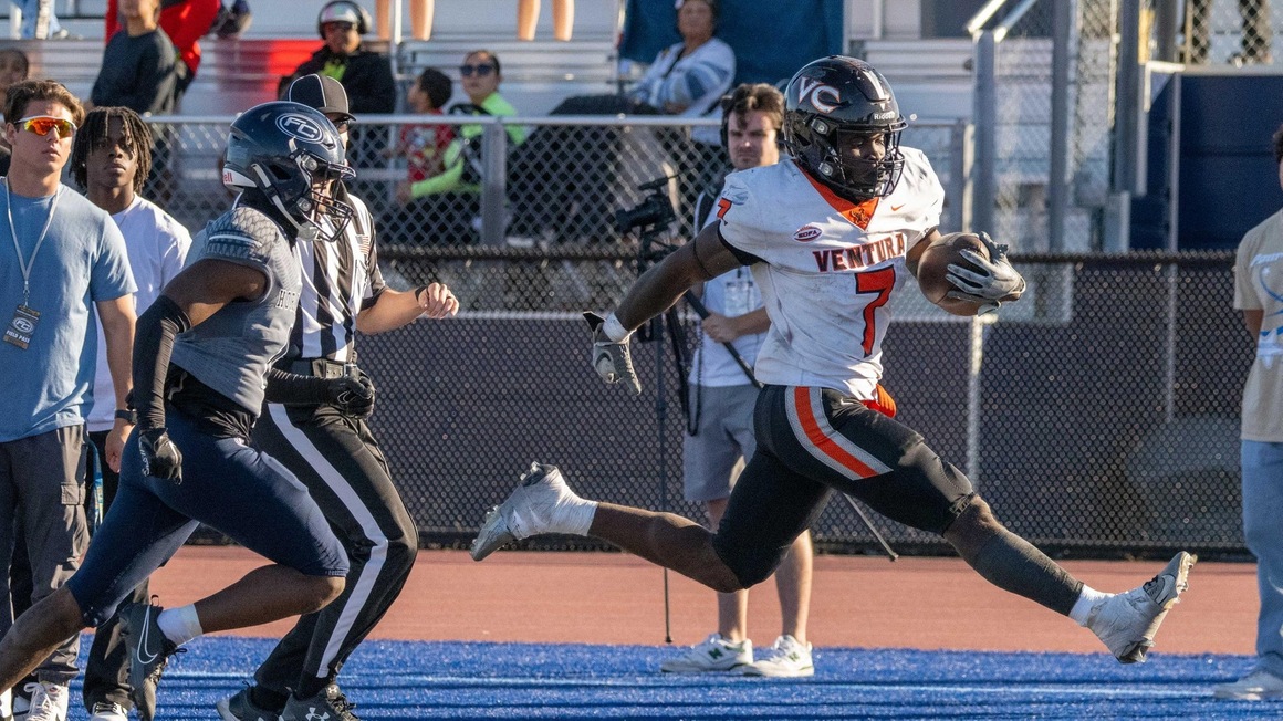 Pirate running back Lamonte James (7) had 255 yards from scrimmage, including 195 rushing yards with two scores, as No. 3 VC upset No. 2 Fullerton 27-24 Saturday in the SCFA semifinals. (photo by Bob Escobedo)